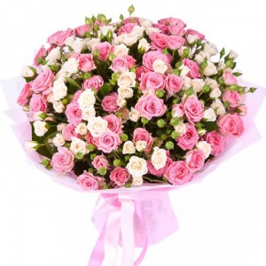 25 Кремовых и розовых кустовых роз