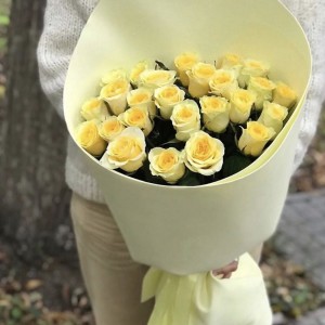 25 желтых роз в стильном оформлении