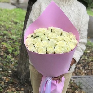 25 белых роз в стильном оформлении 