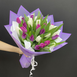 Букет из тюльпанов двух цветов 