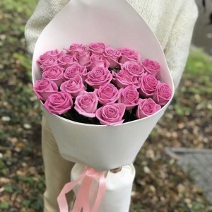 25 розовых роз в стильном оформлении 